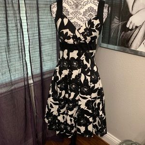 SOLD ‼️ WHBM floral print dress 🖤